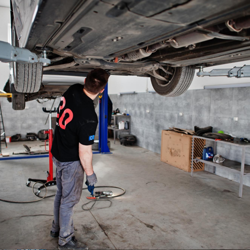 mecanico revisando una suspension